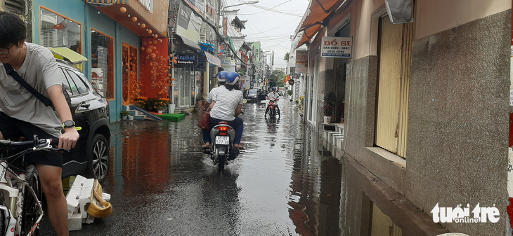 Cần Thơ: triều cường bất ngờ gây ngập sáng mùng 4 Tết - Ảnh 1.