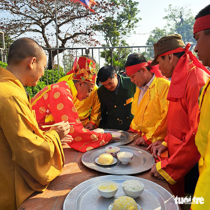 Về chùa Keo xem kéo lửa nấu cơm dâng Phật, lễ Thánh - Ảnh 4.