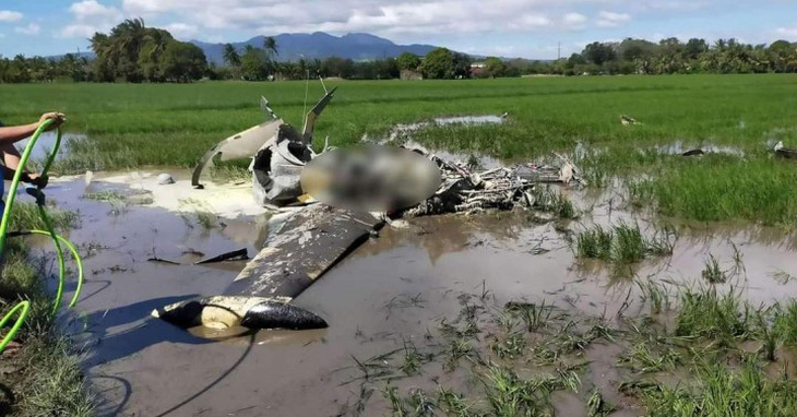 Máy bay không quân Philippines lao xuống ruộng, hai người thiệt mạng - Ảnh 1.
