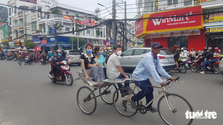 Hàng chục ngàn người về Bảy Núi, xe lôi Châu Đốc ăn nên làm ra - Ảnh 2.