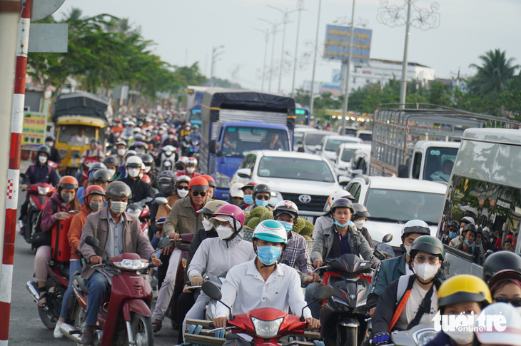 Mùng 5 Tết, cầu Rạch Miễu lại kẹt cứng, phải xả trạm thu phí - Ảnh 4.