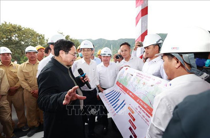 Thủ tướng Phạm Minh Chính kiểm tra dự án xây dựng đường bộ cao tốc Nha Trang - Cam Lâm - Ảnh 2.