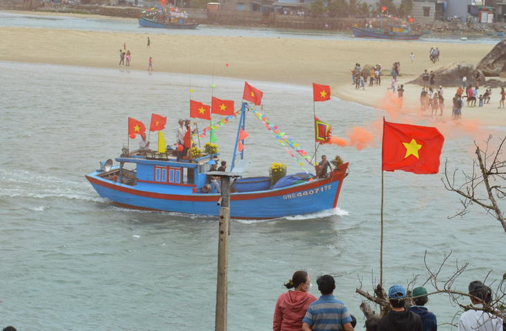 Tàu cá lao ra biển, ngư dân hừng hực khí thế khơi xa - Ảnh 2.