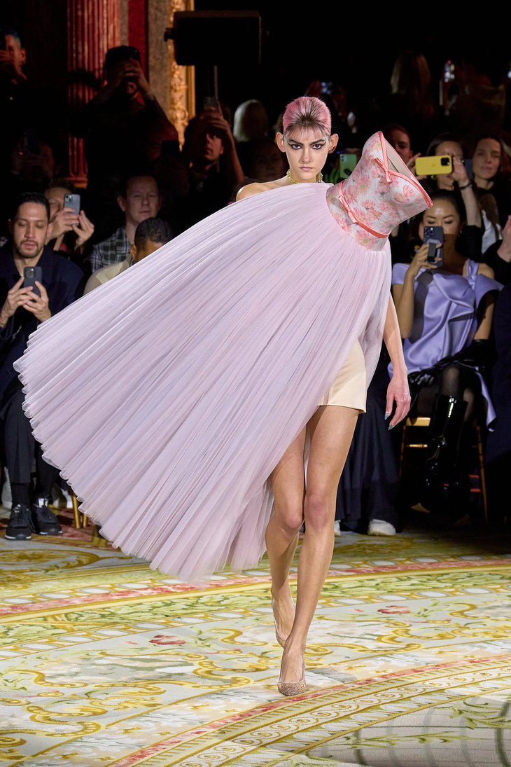 Độc lạ như Paris Fashion Week: Váy áo để ẵm để bồng! - Ảnh 1.