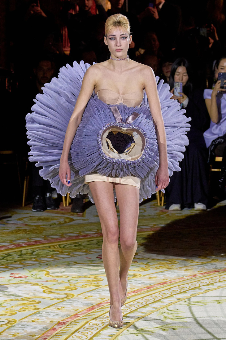 Độc lạ như Paris Fashion Week: Váy áo để ẵm để bồng! - Ảnh 2.
