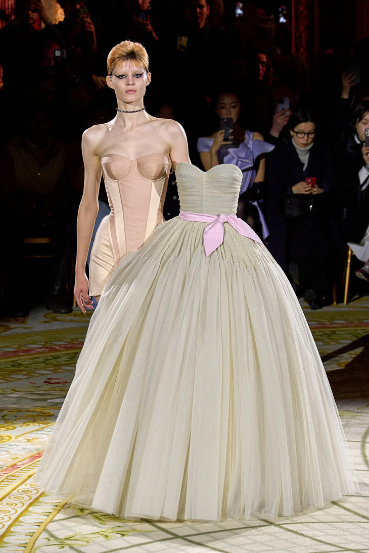 Độc lạ như Paris Fashion Week: Váy áo để ẵm để bồng! - Ảnh 3.