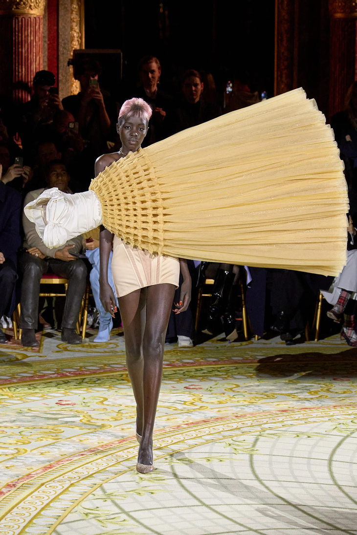 Độc lạ như Paris Fashion Week: Váy áo để ẵm để bồng! - Ảnh 5.