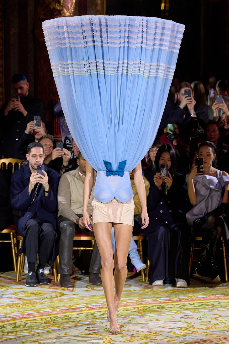 Độc lạ như Paris Fashion Week: Váy áo để ẵm để bồng! - Ảnh 6.