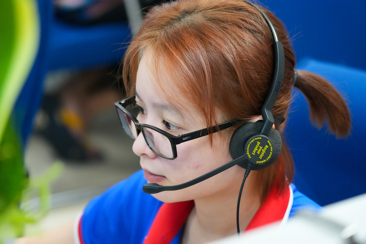 Cô Mai Trinh, điện thoại viên Trung tâm Chăm sóc khách hàng EVNHCMC đang trao đổi trực tuyến với người sử dụng điện - Ảnh: HỮU HẠNH