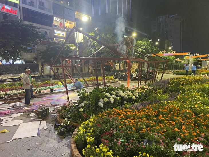 Đường hoa Nguyễn Huệ được dọn trong đêm, hoa còn đẹp đưa về các công viên - Ảnh 2.