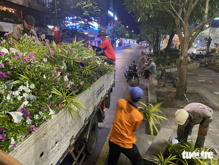 Đường hoa Nguyễn Huệ được dọn trong đêm, hoa còn đẹp đưa về các công viên - Ảnh 1.