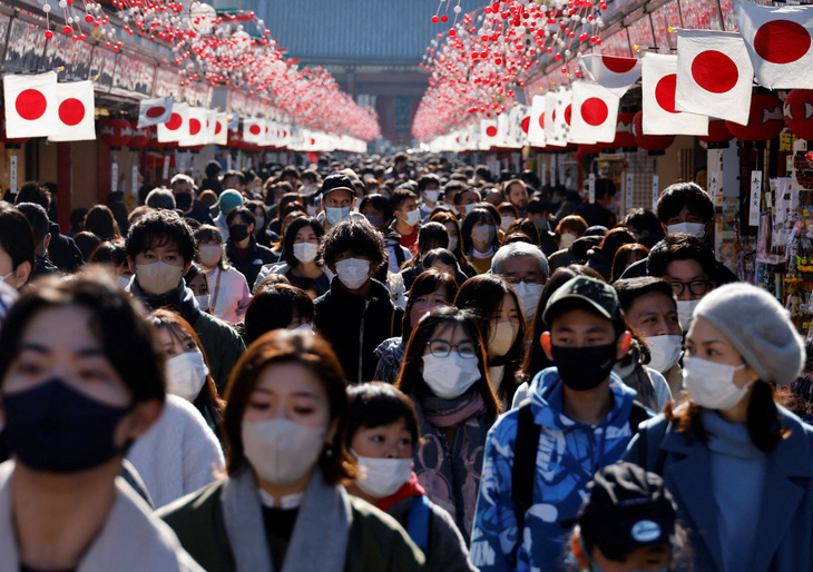 Nhật Bản hạ cấp quản lý COVID-19 xuống ngang cúm mùa - Ảnh 1.