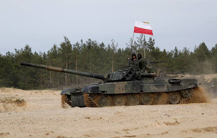 Ba Lan thông báo gửi thêm 60 xe tăng hiện đại tới Ukraine - Ảnh 1.