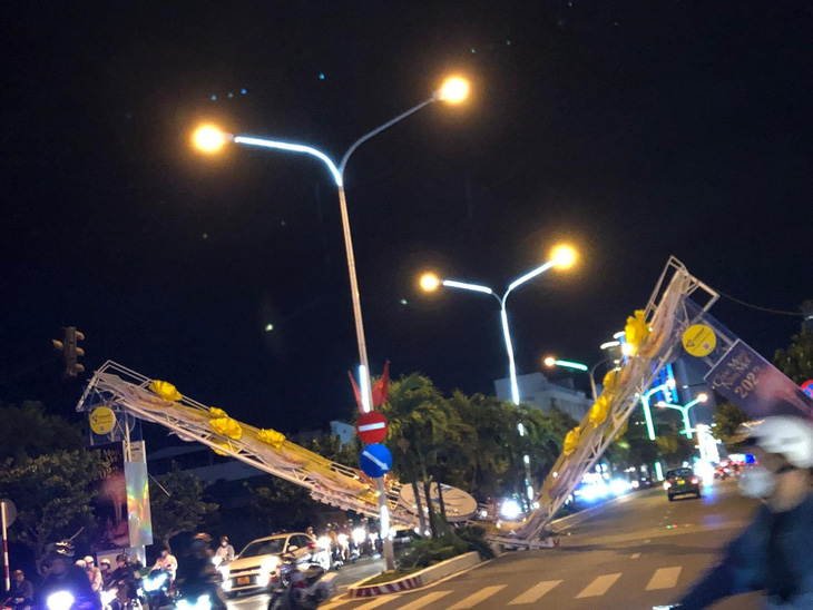 Cổng chào trên đường Trần Phú, Nha Trang bất ngờ đổ sập - Ảnh 2.