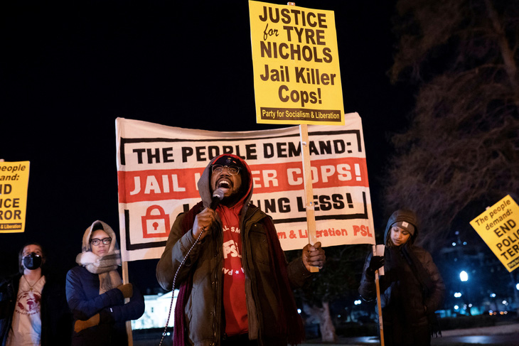 Mỹ: Biểu tình lan rộng sau vụ cảnh sát đánh chết người da màu - Ảnh 1.