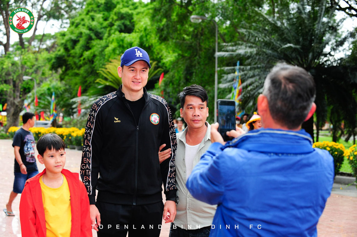 Thủ môn Văn Lâm được bầu làm đội trưởng ở CLB Topenland Bình Định - Ảnh 2.