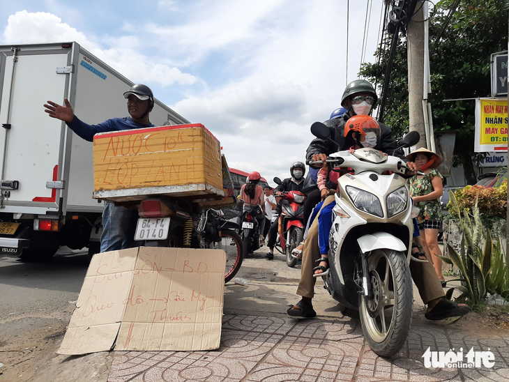 ‘Biệt đội’ giúp bà con tránh kẹt xe cầu Mỹ Thuận