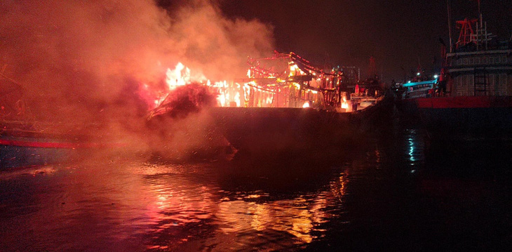 Đà Nẵng: Dập tắt vụ cháy tàu cá trong đêm, hơn 60 tàu neo đậu liền kề - Ảnh 1.