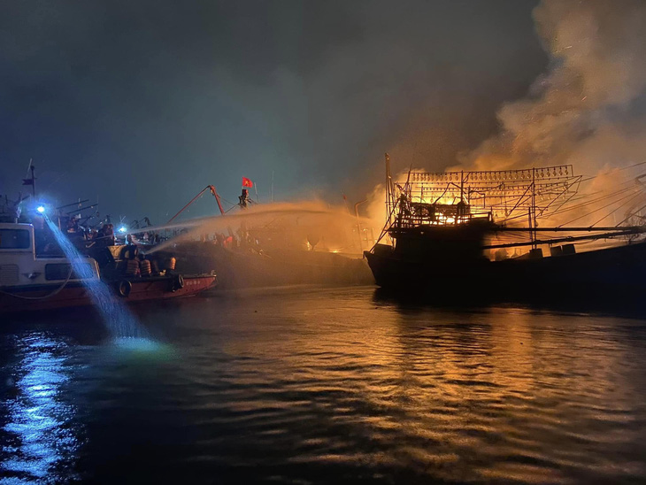Đà Nẵng: Dập tắt vụ cháy tàu cá trong đêm, hơn 60 tàu neo đậu liền kề - Ảnh 2.