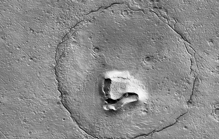 NASA phát hiện mặt gấu trên bề mặt sao Hỏa - Ảnh 1.