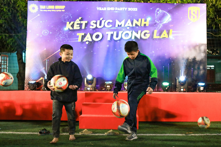 Hơn 200 cầu thủ trẻ Sông Lam Nghệ An nhận được phụ cấp - Ảnh 1.