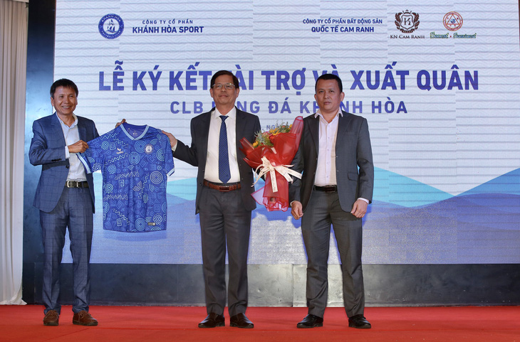 CLB Khánh Hòa nhận 35 tỉ đồng cho V-League 2023 - Ảnh 1.