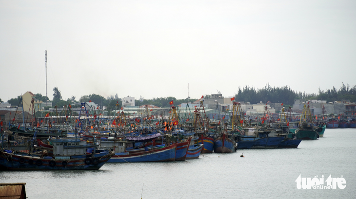 Lãnh đạo huyện ăn sáng cùng 300 ngư dân để vận động không đánh bắt hải sản bất hợp pháp - Ảnh 1.