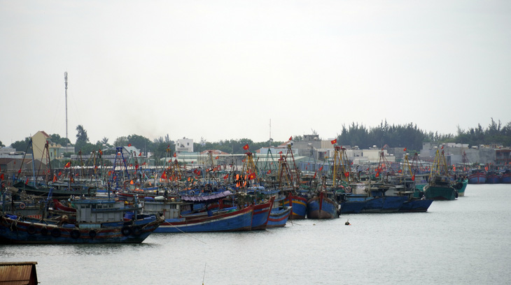 Lãnh đạo huyện ăn sáng cùng 300 ngư dân để vận động không đánh bắt hải sản bất hợp pháp - Ảnh 1.