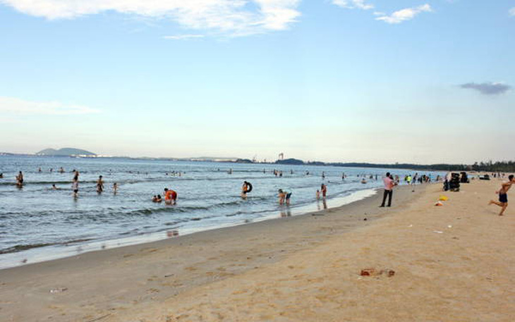 Hai thi thể trôi dạt vào bờ biển giáp Quảng Ngãi - Quảng Nam - Ảnh 1.