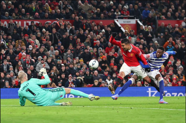 Casemiro ghi 2 bàn, ‘câu’ 1 thẻ đỏ giúp Man Utd đánh bại Reading - Ảnh 1.