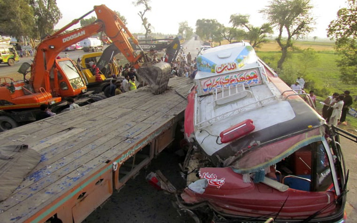 Tai nạn ở Pakistan, 40 người chết không thể nhận dạng - Ảnh 1.