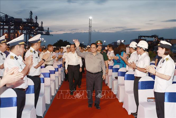 Thủ tướng dự lễ phát lệnh ra quân sản xuất đầu năm tại cảng Tân Cảng - Cát Lái - Ảnh 1.