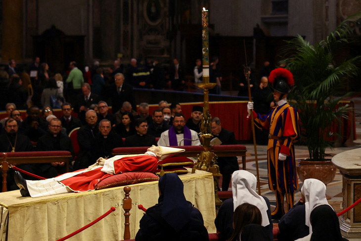 65.000 người đến Vương cung thánh đường viếng cố Giáo hoàng Benedict XVI - Ảnh 5.