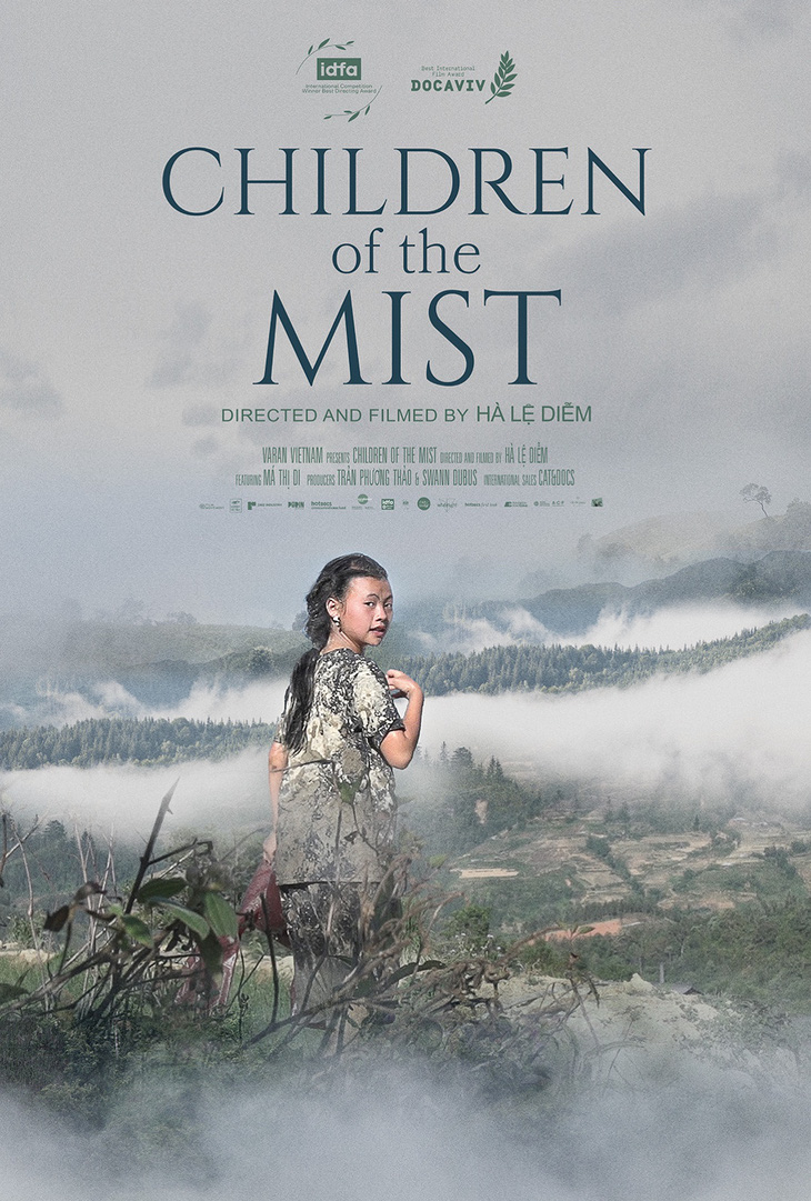Hà Lệ Diễm Đạo diễn Phim Việt vào top 15 ở Oscar: Nhà làm phim như người thợ gốm - Ảnh 1. Hình ảnh trong phim Children of the Mist (Những đứa trẻ trong sương) của Hà Lệ Diễm - Ảnh: VARAN    Tuổi Trẻ đối thoại với Hà Lệ Diễm, nữ đạo diễn 31 tuổi với niềm say mê dòng phim tài liệu trực tiếp, dấn thân và giàu cảm xúc.  Những đứa trẻ trong sương là phim tài liệu theo chân Di, cô bé người Mông ở Sa Pa, từ khi hơn 12 tuổi đến hơn 15 tuổi. Các cô bé người Mông thường kết hôn sớm, nhưng Di mong muốn được đi học.  Hà Lệ Diễm: Sương mù đẹp và cũng rất đáng sợ * Tên phim Children of the Mist (Những đứa trẻ trong sương) rất giàu hình ảnh. Ngoài hình ảnh sương mù gắn với vùng đất Sa Pa, tên phim còn ý nghĩa gì?  - Tôi chọn tên Children of the Mist vì sương mù (mist) là một nhân vật của vùng đất đó, nó không bao giờ tan biến. Có những ngày sương mù rất đẹp nhưng cũng có những ngày nó rất đáng sợ.  Tôi nhớ khi còn đi học, nhà ở trên núi rất cao mà phải đi bộ, đường rất bé. Những ngày sương muối lạnh giá, sương mù xuống như một bức tường đặc quánh bao quanh và cao làm tôi tưởng không thể vượt qua được.   Tôi sợ đến mức quay về nhà, nói dối để không phải đi học nữa. Nhưng rồi tôi cũng phải lấy hết can đảm để băng qua bức tường sương mù ấy.   Nỗi sợ ấy rất giống nỗi sợ khi chúng ta phải lớn lên, khi chúng ta không biết thứ gì đợi mình phía trước.  * Tại sao bạn chọn đề tài truyền thống kéo vợ của người Mông để làm phim?  - Ban đầu tôi muốn làm một bộ phim về tuổi thơ và vì sao nó biến mất. Tôi muốn quay những khoảnh khắc vui vui, đẹp đẹp, hài hước của cô bé Di và bạn bè, gia đình.   Nhưng tự dưng chuyện kéo vợ lại xảy ra nên mọi chuyện thay đổi, không còn vui nữa. Tôi không muốn làm phim về chủ đề kéo vợ vì nếu làm thì tôi biết rất nhiều trường hợp kéo vợ, buôn bán phụ nữ.   Khi sự việc kéo vợ xảy ra và vào phim tôi, tôi phải học cách kiểm soát, cân bằng nhưng cũng rất khó.  * Làm phim tài liệu trực tiếp, nhà làm phim luôn phải sẵn sàng với những tình huống bất ngờ, đưa phim đi theo một hướng khác như vậy?  - Nhiều khi mình không sẵn sàng nhưng phải tìm cách thỏa thuận, xoay xở trong tình huống đó. Giống như Di, khi việc kéo vợ xảy ra, cô bé phải lựa chọn theo truyền thống không hay quay trở lại trường học?   Tôi cũng phải tìm cách làm việc với những tình huống khó khăn. Tôi đã quay Di từ năm 2017, trong ba năm rưỡi, từ khi cô bé hơn 12 tuổi đến năm hơn 15 tuổi. Hiện Di đã 18 tuổi rưỡi.   Poster Children of the Mist (Những đứa trẻ trong sương) của Hà Lệ Diễm - Ảnh: VARAN  Hà Lệ Diễm bảo đừng dùng từ hủ tục để nói về kéo vợ * Vì sao Hà Lệ Diễm  không muốn dùng từ &quot;cướp vợ&quot; hay &quot;tảo hôn&quot; khi nói về phim?  - Dùng từ kéo vợ là chính xác nhất trong trường hợp bộ phim của tôi vì người ta dùng tay để kéo Di về, còn cướp vợ là một hình thức khác phức tạp hơn.   Tôi cũng không muốn dùng từ hủ tục để công bằng với người Mông. Người Mông có một từ tiếng Mông dành cho kéo vợ, nếu dịch ra tiếng Việt là &quot;phong tục tập quán&quot;. Họ không gọi là hủ tục nên người ngoài cũng không nên gọi như vậy.   Ngay cả trong cộng đồng người Mông cũng có những ý kiến khác nhau về phong tục tập quán này. Họ cũng tranh cãi nên giữ hay không giữ việc kéo vợ.  Những người lớn tuổi như bố mẹ Di rất bảo vệ phong tục của mình. Bố Di nghĩ việc kéo vợ mang lại công bằng cho xã hội người Mông, giúp đàn ông Mông nghèo có vợ.   Nó cũng giúp hai người yêu nhau mà bị phản đối có thể lấy nhau mà không cần sự đồng ý của bố mẹ. Khi kéo vợ, của hồi môn nhà trai dành cho nhà gái rất thấp, còn nếu hai bên gia đình cùng đồng ý thì tiền thách cưới lại rất cao.  Một phụ nữ lớn tuổi người Mông trong làng của Di tự hào vì thời trẻ từng bị đàn ông kéo đến 6, 7 lần. Có thể trải nghiệm ấy tệ lúc cô còn trẻ, bị kéo như một con lợn, bẩn hết quần áo.   Nhưng khi trải qua hết tất cả những chuyện đó, khi đã 50-60 tuổi, cô lại tự hào. Mẹ Di cũng cưới bố Di vì bị kéo. Mẹ Di nói người Mông tin rằng người đàn ông đầu tiên hỏi mình làm vợ là người tốt nhất, còn những người sau không tốt bằng.   Việc kéo vợ giúp phụ nữ có quyền lực trong xã hội. Nếu kết hôn vì bị kéo thì sau này, nếu chồng nghiện ngập hay đánh đập, vợ có quyền kiện cáo chồng với bố mẹ đẻ và bố mẹ chồng.  Nhưng những bạn trẻ tầm tuổi của Di và chính Di đều cảm thấy sợ việc kéo vợ. Trước khi bị kéo, Di không sợ vì cô chưa biết chuyện đó là như thế nào.   Nhưng khi đã bị kéo, Di rất sợ khi bị giành giật, bị kéo lê trên đường, rách và bẩn hết quần áo. Phim của tôi làm việc &quot;Tại sao tuổi thơ lại biến mất?&quot; chứ trong phim Di không tảo hôn.  * Hà Lệ Diễm  là cô gái dân tộc Tày quê ở Bắc Kạn. Cuộc sống của bạn có những điểm tương đồng và khác biệt gì với cô bé Di?  - Kể cả mình có bị kéo vợ hay không, có tảo hôn hay vẫn được đi học, cảm giác mình trở thành người lớn, không hiểu tại sao mình lại phải lớn lên - cảm giác đó vẫn vô cùng cô đơn và buồn kinh khủng.   Khi nhìn Di và bạn bè cô bé vui chơi hồn nhiên, tôi nghĩ đến một ngày cô bé sẽ phải trải qua cảm giác đó. Nên tôi muốn làm một bộ phim kể lại tất cả những sự cô đơn và buồn ấy, về tuổi trưởng thành.  * Đến nay cuộc sống của Di như thế nào?  - Sau khi phim hoàn thành, Di không đồng ý lấy người kéo mình và quyết định quay trở lại học ở trường nội trú tại Sa Pa.   Di nhận được học bổng của một tổ chức phi chính phủ ở Úc. Nhưng do COVID-19 nên trường học đóng cửa. Khi quay trở lại trường, Di gặp, yêu và cưới một bạn trai vừa học xong đại học.   Di ngưng học một thời gian vì lấy chồng, sinh con đầu lòng vào đầu năm nay. Cuộc hôn nhân của Di hạnh phúc, cô vừa quyết định trở lại trường học tiếp khi 18 tuổi rưỡi. Di lớn hẳn rồi, không còn trẻ con nữa.  Đạo diễn Phim Việt vào top 15 ở Oscar: Nhà làm phim như người thợ gốm - Ảnh 2. Hình ảnh trong phim Children of the Mist (Những đứa trẻ trong sương) của Hà Lệ Diễm - Ảnh: VARAN  Áp lực vào top 15 giải Oscar  * Ngay phim đầu tay, bạn đã đạt nhiều thành tựu quốc tế. Bạn có áp lực với những phim tiếp theo?  - Mọi người có thể kỳ vọng vào dự án tiếp theo nhưng với tôi, mỗi bộ phim có một số phận khác nhau. Không phim nào giống phim nào.   Tôi là người làm phim nên dù gì tôi vẫn sẽ làm phim tiếp theo. Chúng tôi giống như người thợ gốm, xong cái bình này thì đến cái bình khác.  * Cảm giác của bạn khi phim Children of the Mist vào vòng rút gọn (top 15) hạng mục Phim tài liệu của giải Oscar 2023?  - Nhận tin cũng vui một chút nhưng tôi thấy hơi mệt và áp lực. Quá trình bình chọn Oscar cũng giống như tranh cử, nhà phát hành sẽ có kế hoạch và thông báo cho tôi nhưng tôi biết sẽ có siêu nhiều việc để làm. Trong khi tôi vẫn đang làm tiếp phim sau và có những mối quan tâm khác.  * Phim sớm phát hành ở Việt Nam?  - Tình hình có vẻ ổn. Khoảng sau Tết và không muộn hơn hè năm sau, phim sẽ phát hành tại Việt Nam.  Tôi không phán xét nhân vật của mình * New York Times nhận xét bộ phim của Diễm là giữ được một góc nhìn không phán xét với các nhân vật. Làm thế nào bạn giữ được góc nhìn này, khi thực tế rất phức tạp?  - Lúc quay tôi cố gắng hiểu nên tôi dành rất nhiều thời gian lắng nghe. Vì thế mọi người cũng rất nỗ lực giải thích cho tôi là vì sao họ lại làm như thế.   Tôi không bao giờ nghĩ đến việc phán xét nhân vật của mình. Tôi yêu quý họ. Với gia đình Di, tôi cũng rất yêu quý họ nên tôi đối xử với họ tương tự. Tôi không bao giờ nghĩ &quot;Tại sao mọi người lại tệ thế?&quot;.  Khi tôi học làm phim tài liệu, thầy tôi dạy rằng đừng coi nhân vật chỉ là nhân vật không thôi, hãy coi họ là những con người, những người thân của mình. Nếu mình chỉ coi họ là nhân vật, bộ phim sẽ khô khan, không có tình cảm.  Khi phim chiếu ở nước ngoài, họ nói tôn trọng dù hơi sợ khi thấy một cô bé bị kéo vợ. Còn ở Việt Nam, tôi sợ là sẽ tạo ra những góc nhìn khác nhau.   Trong khi người Mông cũng đang tranh luận nên giữ hay không giữ, chúng ta đừng gây những áp lực quá lớn lên một phong tục để họ phải đưa ra những quyết định vội vàng.  Nữ đạo diễn tuổi 31   Hà Lệ Diễm  Hà Lệ Diễm, sinh năm 1992, là người dân tộc Tày, tốt nghiệp khoa báo chí và truyền thông Đại học Khoa học xã hội và Nhân văn Hà Nội, học làm phim tài liệu tại Trung tâm Hỗ trợ phát triển tài năng điện ảnh TPD.   Trước phim tài liệu dài đầu tay Những đứa trẻ trong sương, cô có phim ngắn Con đi trường học từng đoạt giải Cánh diều bạc.  Việc vào top 15 ở Oscar nối dài chuỗi thành tựu đáng nhớ của phim Những đứa trẻ trong sương, sau giải Đạo diễn xuất sắc tại LHP tài liệu quốc tế Amsterdam, Phim tài liệu Đông Nam Á xuất sắc tại LHP Balimakarya, Giải thưởng lớn (Grand Prix) tại LHP Giáo dục của Pháp...  Ngô Thanh Vân: Hollywood khốc liệt lắm!Ngô Thanh Vân: Hollywood khốc liệt lắm! &quot;Hollywood là một thế giới hoàn toàn khác. &quot;Chiến tranh&quot; ở ngoài đó lớn hơn tại đây nhiều. Để cất được tiếng nói khiến người ta ngoảnh đầu lại nghe thôi đã là cả một quá trình phấn đấu rồi. Hollywood khốc liệt lắm&quot; - Ngô Thanh Vân nói.   