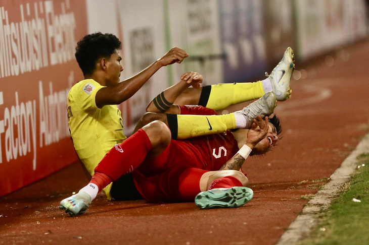 Hậu vệ Malaysia đá xấu Văn Hậu bị cấm thi đấu 2 trận - Ảnh 1.