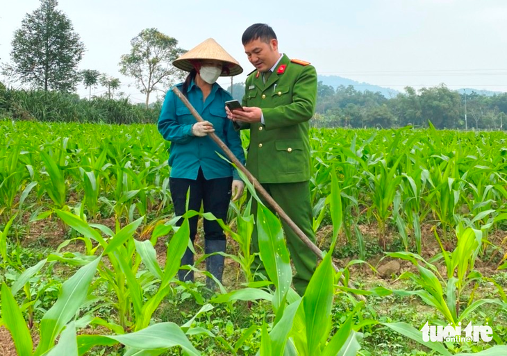 Công an ra đồng, vô chợ hướng dẫn người dân cài tài khoản định danh điện tử VNeID - Ảnh 1.