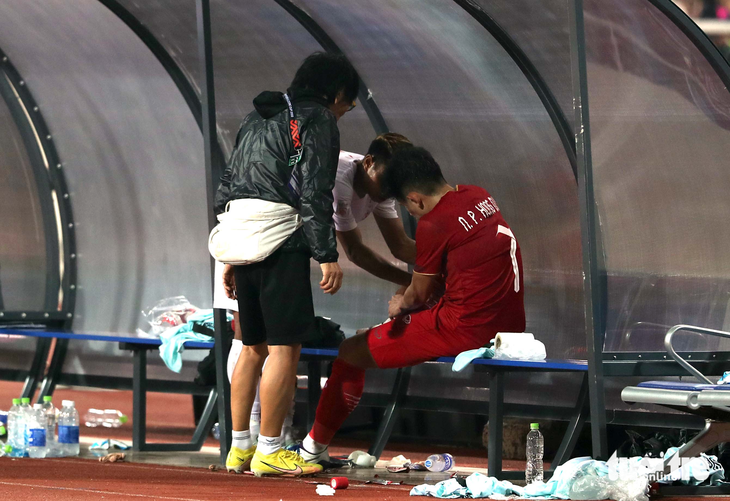 Cầu thủ Myanmar xin lỗi Hồng Duy - Ảnh 1.