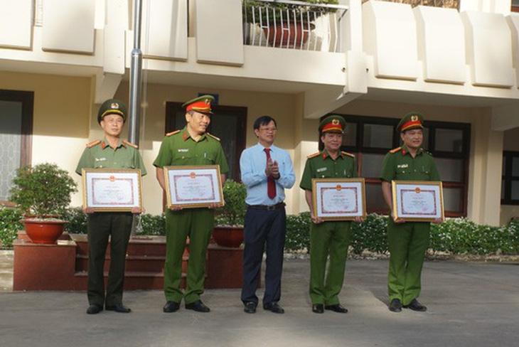 Khen thưởng các lực lượng Công an tỉnh Đồng Nai bắt cướp nhanh, cứu người bị nạn - Ảnh 1.