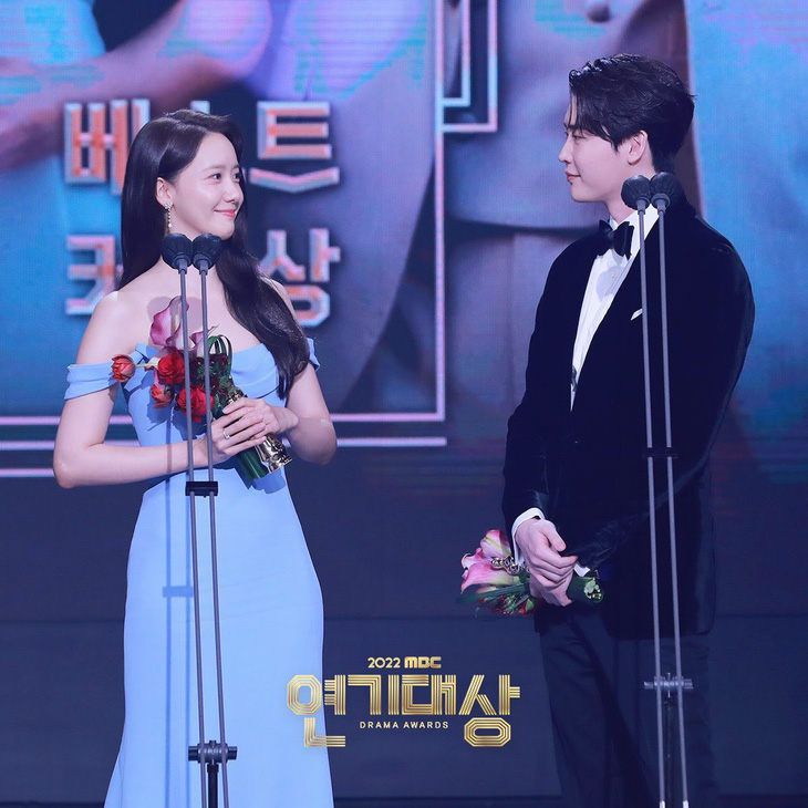 Lee Jong Suk ‘lỡ lời’ gọi YoonA là vợ, fan réo gọi IU - Ảnh 1.