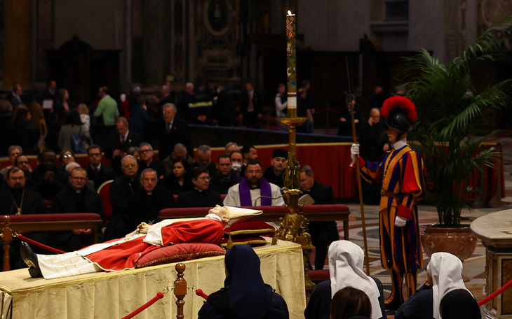 65.000 người đến Vương cung thánh đường viếng cố Giáo hoàng Benedict XVI