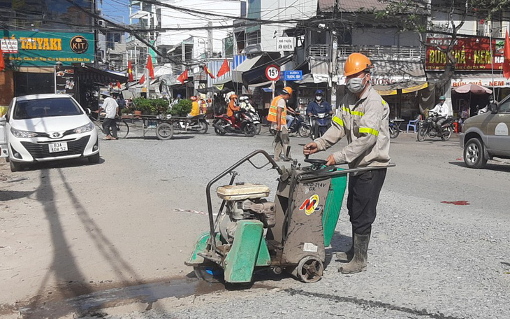 Gần Tết, người dân Cần Thơ khổ sở vì đào đường