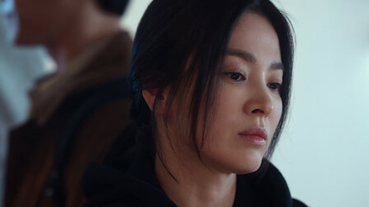 Cởi áo lộ cơ thể đầy sẹo, Song Hye Kyo bị chê bai sắc vóc - Ảnh 5.