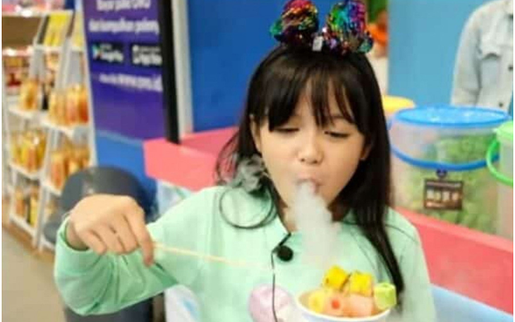 Indonesia báo động trước việc trẻ bỏng dạ dày vì ăn món “hơi thở rồng”