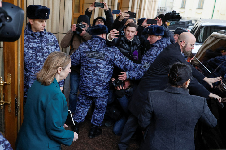 Đám đông phản đối tân đại sứ Mỹ ở Matxcơva, Mỹ nói duy trì đối thoại - Ảnh 2.