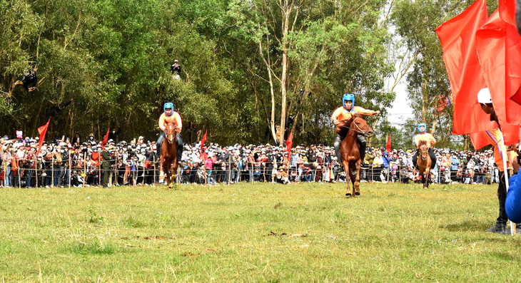 Cười bò với hội đua ngựa mỗi năm chỉ một lần tổ chức vào dịp Tết - Ảnh 1.