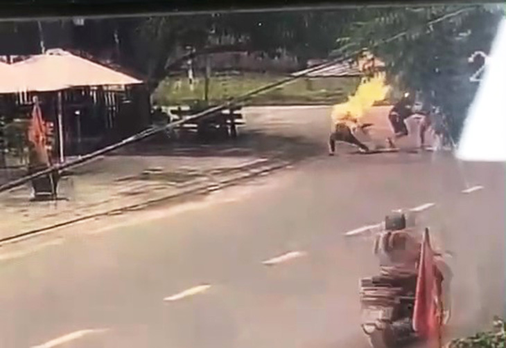 Vụ tưới xăng đánh ghen ở Quảng Nam: Ba người nhập viện, nạn nhân bị nặng - Ảnh 1.