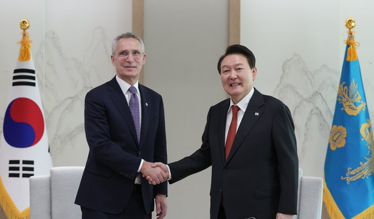 Tổng thống Hàn Quốc Yoon Suk Yeol (phải) tiếp Tổng thư ký NATO Jens Stoltenberg tại Seoul vào ngày 30-1 - Ảnh: YONHAP