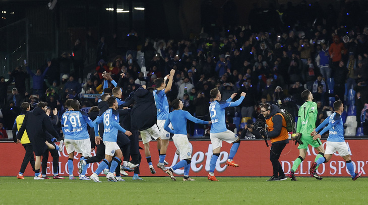 Đánh bại AS Roma của Mourinho, Napoli bỏ xa Inter Milan 13 điểm - Ảnh 1.