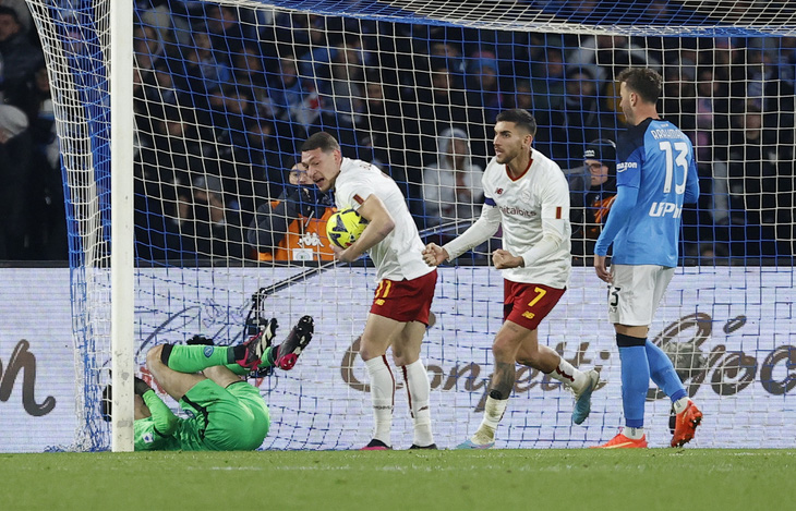 Đánh bại AS Roma của Mourinho, Napoli bỏ xa Inter Milan 13 điểm - Ảnh 2.