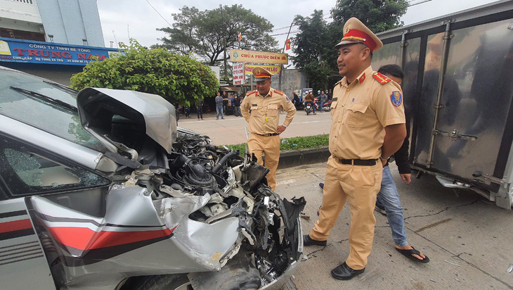 Tai nạn giao thông liên hoàn, ô tô dính chùm khi dừng đèn đỏ ở Quảng Ngãi - Ảnh 3.